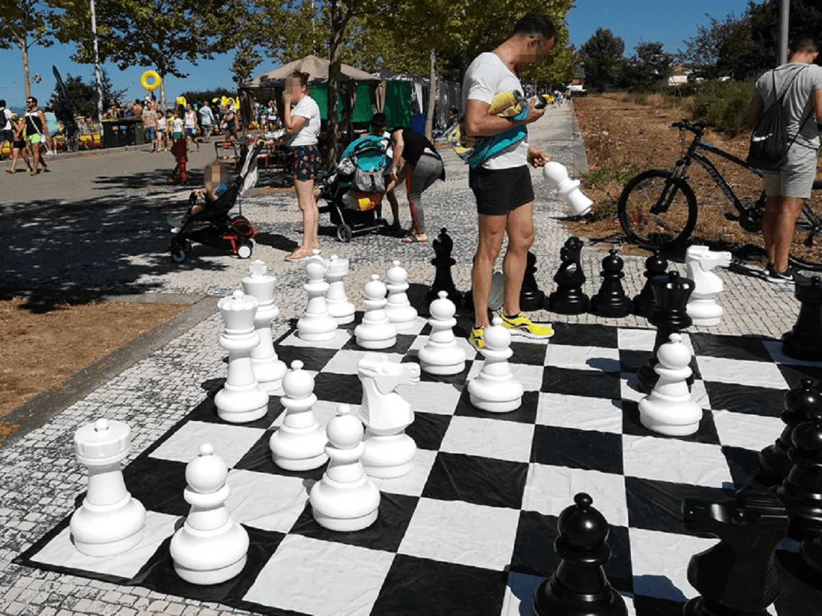 Peças e tabuleiro de xadrez gigantes para utilização exterior